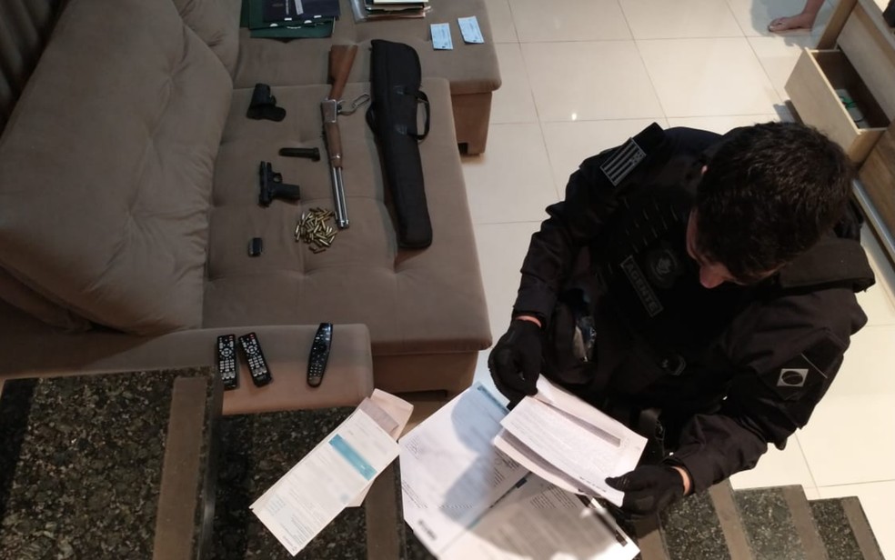 Em Operação Último Drink, policiais encontram armas e documentos — Foto: Reprodução/Polícia Civil