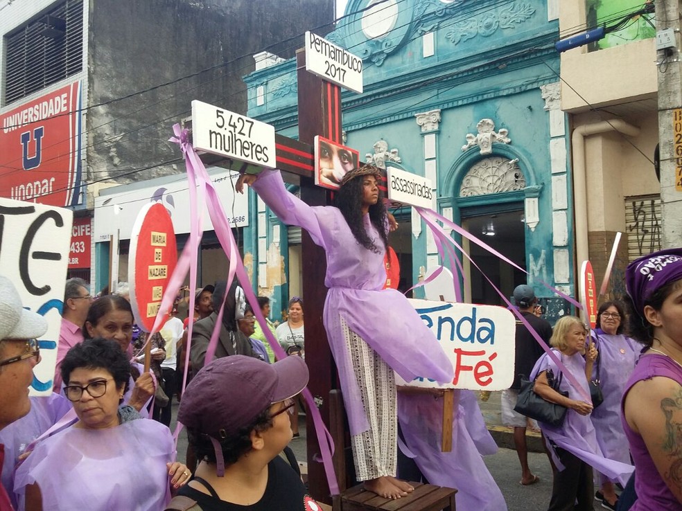 Atriz é "crucificada" em passeata de mulheres no Recife para simbolizar luta contra violência de gênero (Foto: Pedro Alves/G1)