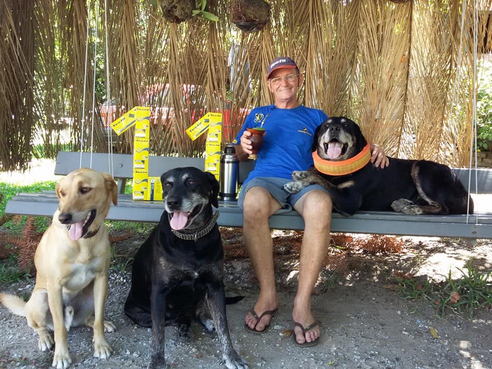 Ernesto junto com seus cachorros no aniversário de 11 anos do Bidú, em 2018 — Foto: Arquivo Pessoal
