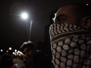 Manifestante com rosto coberto durante protesto em SP  (Foto: Caio Kenji/G1)