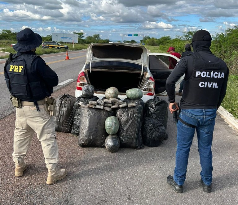Casal é preso transportando mais de 100 kg de maconha em veículo roubado no sul do Ceará