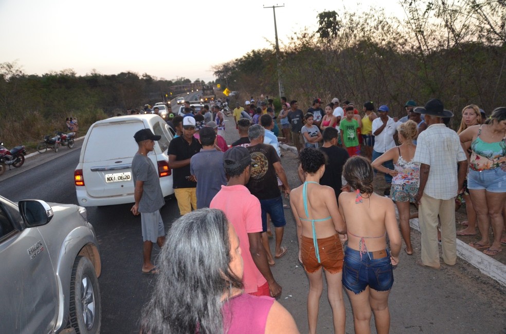 Populares cercam local onde aconteceu acidentes na BR-222 no Maranhão — Foto: Divulgação/Polícia Rodoviária Federal