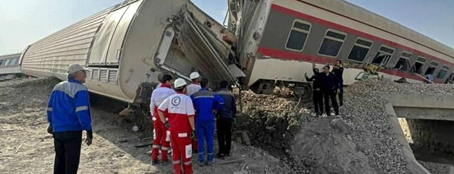 Equipes de resgatea atuam no local de um descarrilamento de trem perto da cidade central iraniana de Tabas, na linha entre as cidades iranianas de Mashhad e Yazd, onde mais de uma dúzia de pessoas morreram e ficaram feridas — Foto: AFP