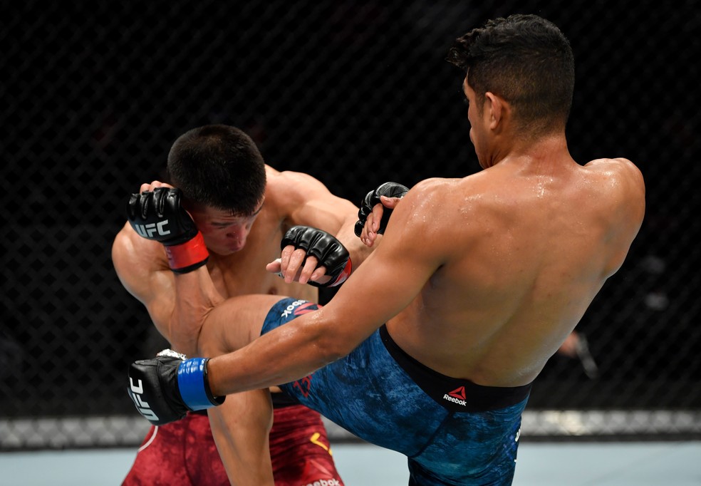 Janathan Martinez acerta a joelhada que nocauteou Pingyuan Liu no UFC Sacramento  â?? Foto: Getty Images