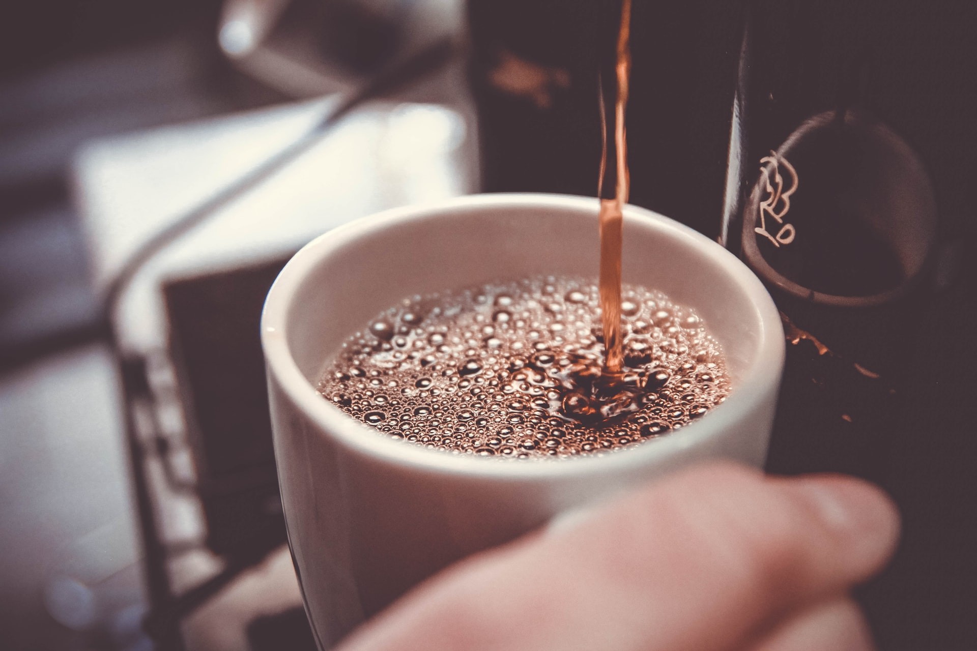 Uma xícara de café forte antes do café da manhã pode ser bastante prejudicial, diz pesquisa (Foto:  John Schnobrich / Unplash)