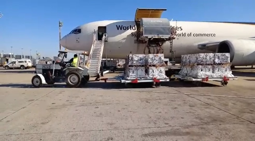 Avião com 1 milhão de doses da vacina contra Covid-19 da Pfizer no Aeroporto de Viracopos, em Campinas (SP), no dia 25 de julho de 2021 — Foto: Polícia Federal