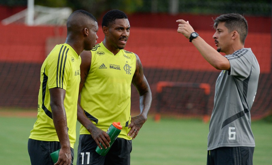 Flamengo x Chapecoense: com Vitinho, veja a provÃ¡vel escalaÃ§Ã£o rubro-negra para o jogo domingo