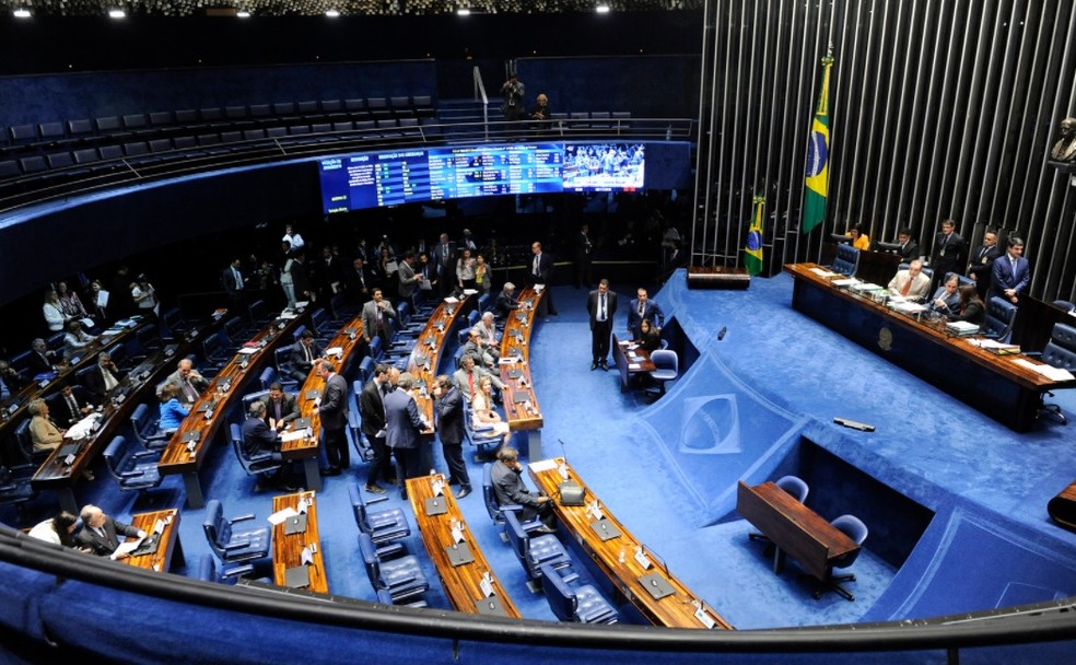 Senadores reunidos em plenário durante a sessão desta terça-feira (6) — Foto: Jonas Pereira/Agência Senado