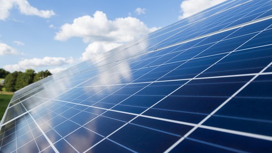 Energia solar continuará competitiva, mesmo com retirada gradual de subsídios, prevê consultoria