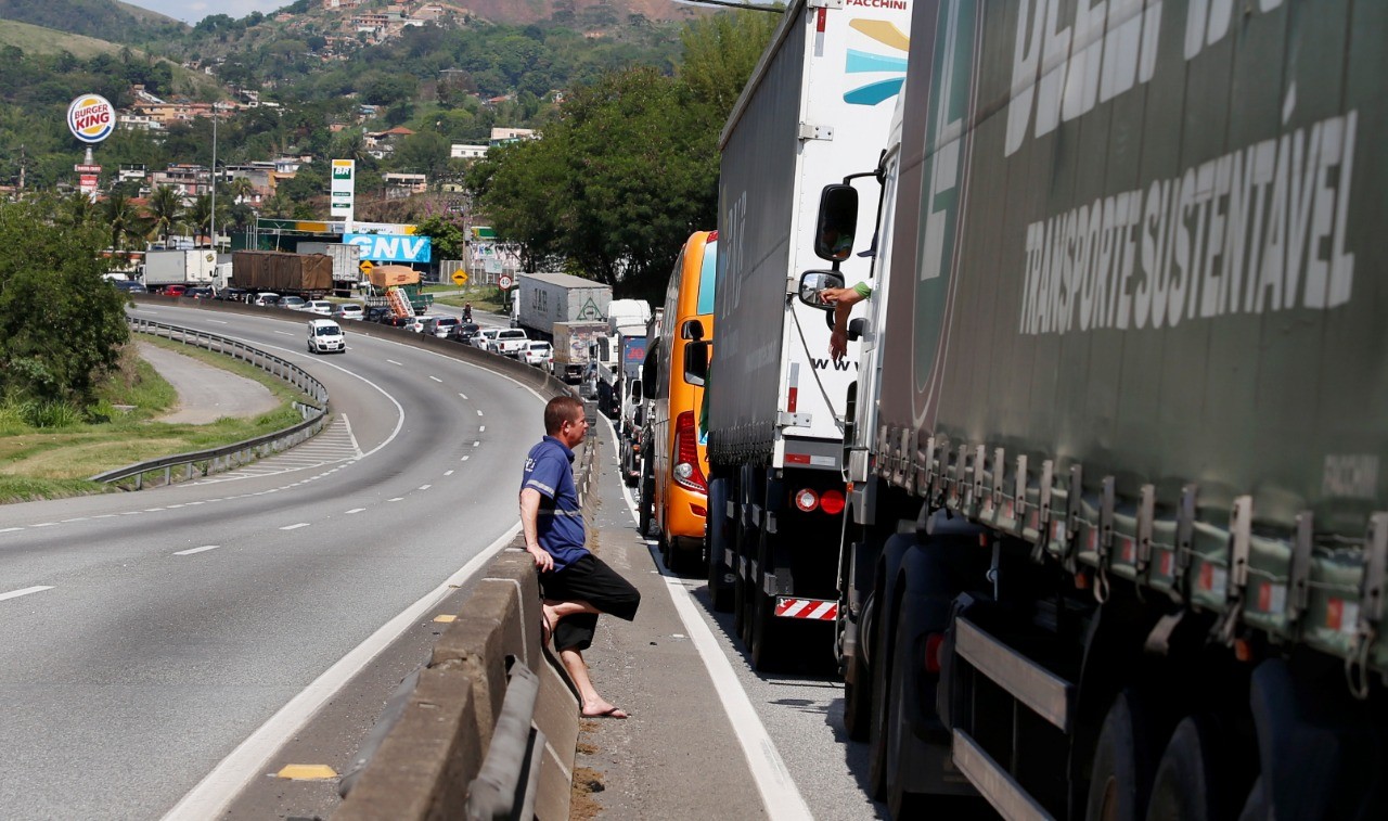 Engarrafamento formado na BR-116 com protesto de caminhoneiros — Foto: Fabiano Rocha/ Agência O Globo