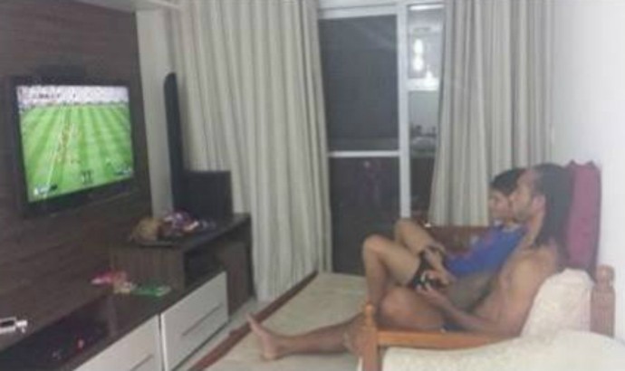 Everton Costa, jogando videogame (Foto: Reprodução / Facebook)