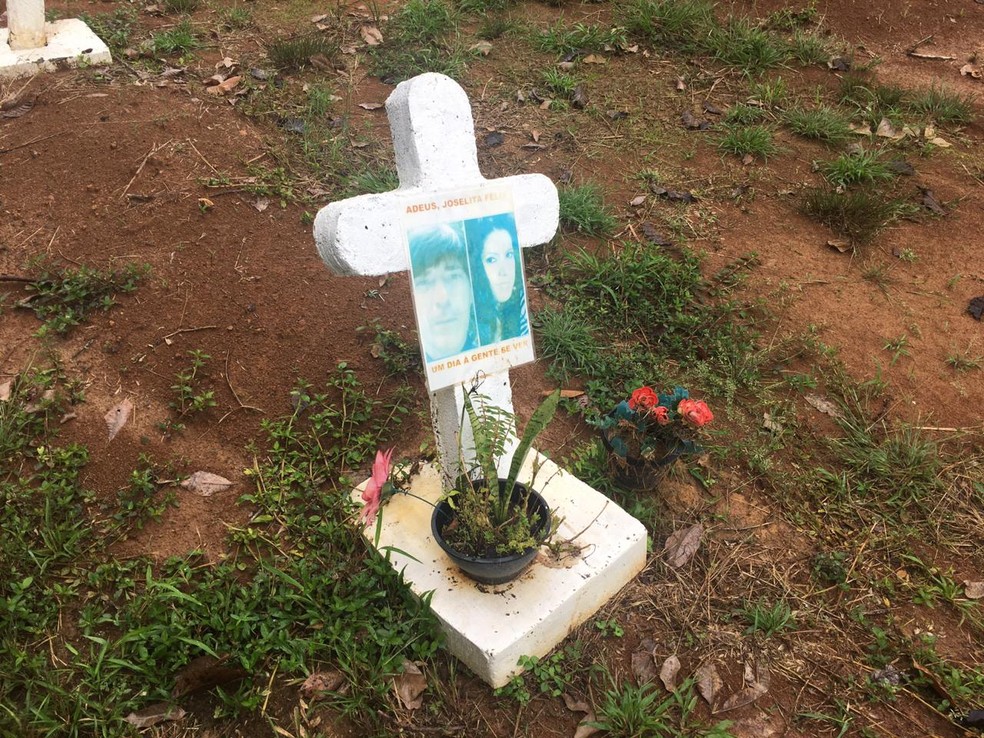 Irmão fez homenagem à irmã, que está enterrada em um cemitério de Porto Velho. — Foto: Mayara Subtil/G1