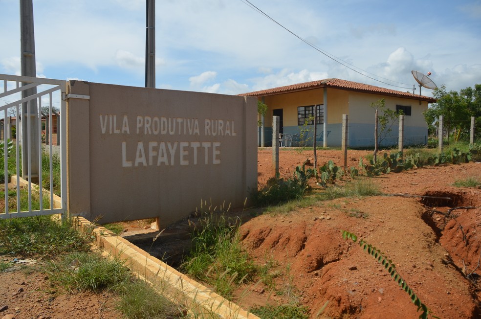 Inauguração da Vila Produtiva Rural Lafayette aconteceu no dia 1º de dezembro de 2015, em Monteiro, na PB — Foto: Érica Ribeiro/G1