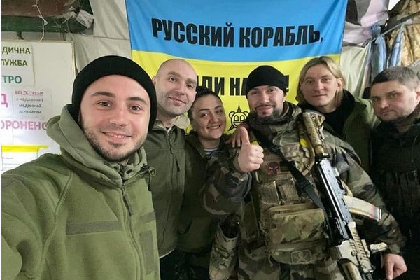 O músico ucraniano Taras Topolia com colegas de exército (Foto: Instagram)