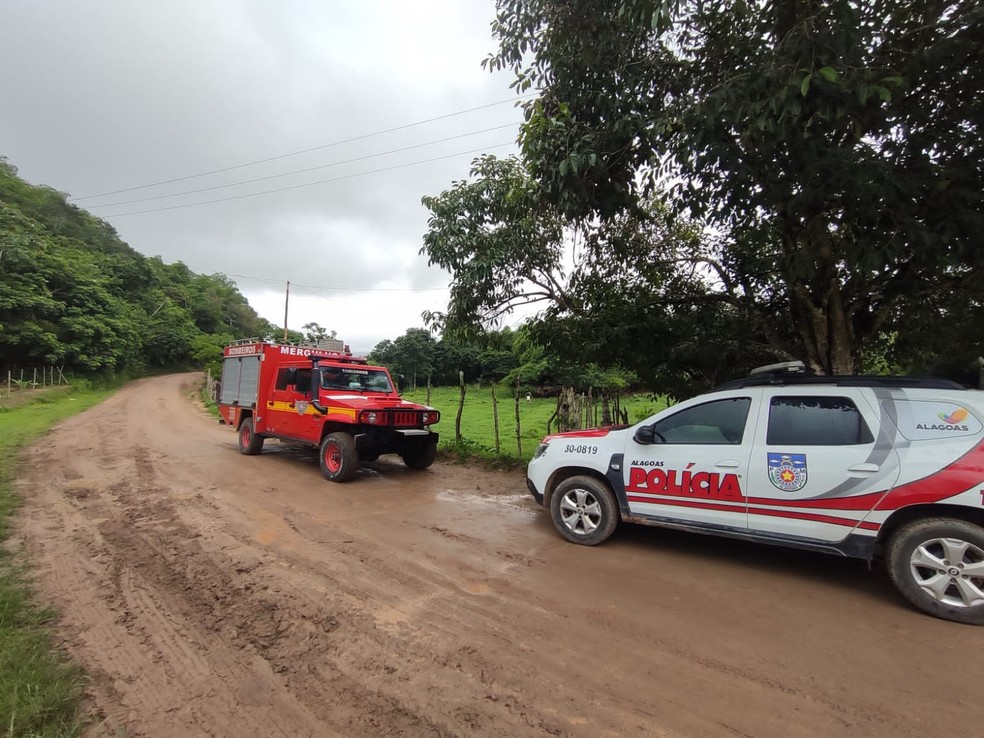 Bombeiros e polícia foram acionados para ocorrência de achado de cadáver no Rio Mundaú, em União dos Palmares, Alagoas — Foto: Ascom/CBMAL