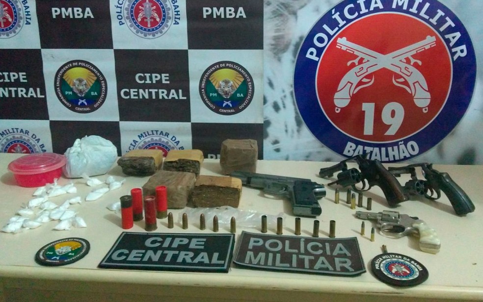 Armas e drogas foram apreendidos com suspeitos em Jaguaquara, na Bahia (Foto: Divulgação/PM)