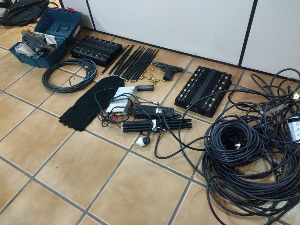Material apreendido com lÃ­der da quadrilha de roubo de cargas presa no RN e na ParaÃ­ba nesta terÃ§a-feira (19)  â€” Foto: Acson Freitas/Inter TV Cabugi