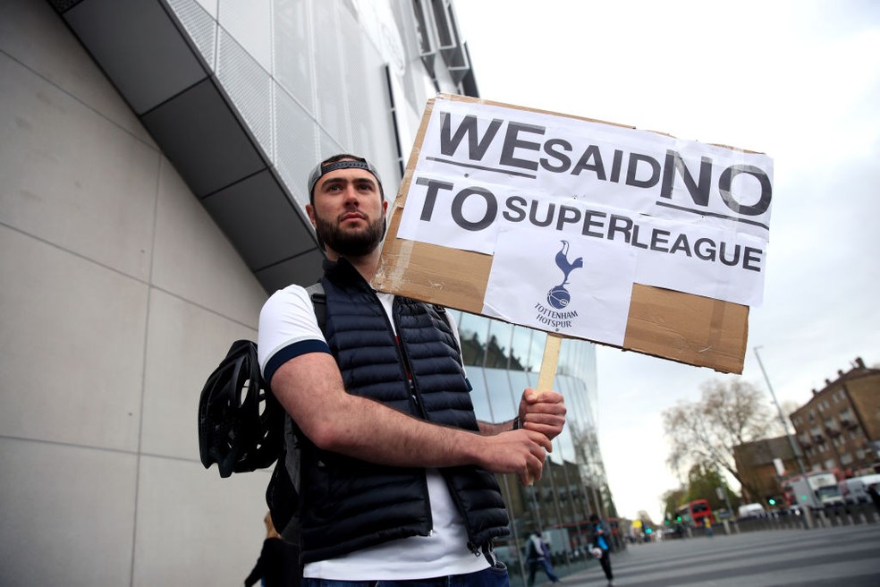 "Nós dissemos não à Superliga", diz torcedor do Tottenham em protesto — Foto: Getty Images