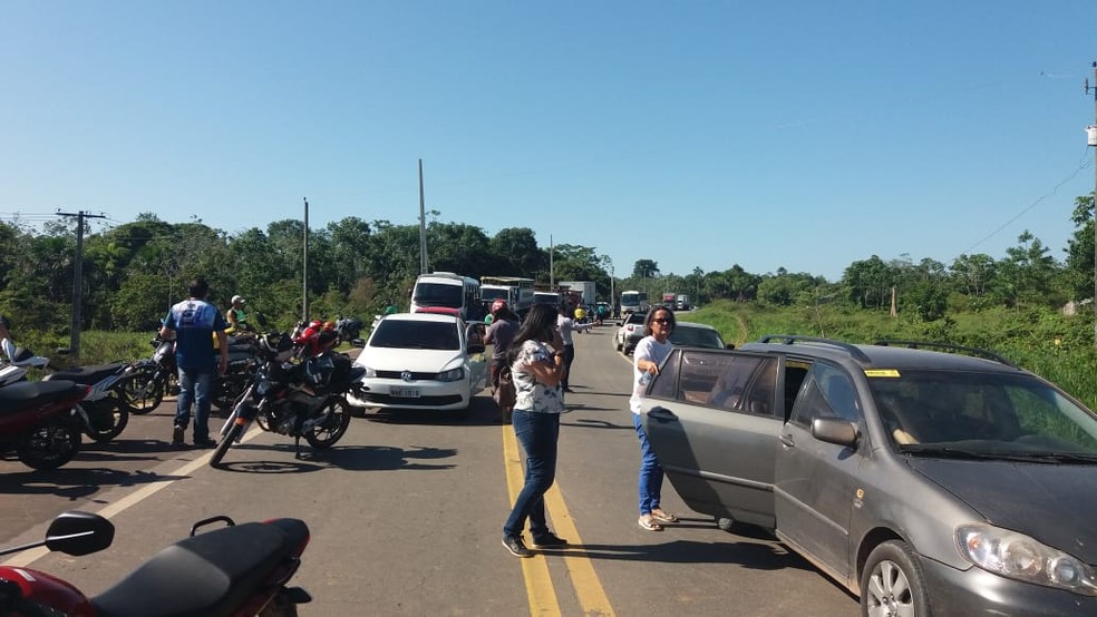 Sem poder passar, carros fizeram fila às margens da Variante — Foto: Mazinho Rogério/G1