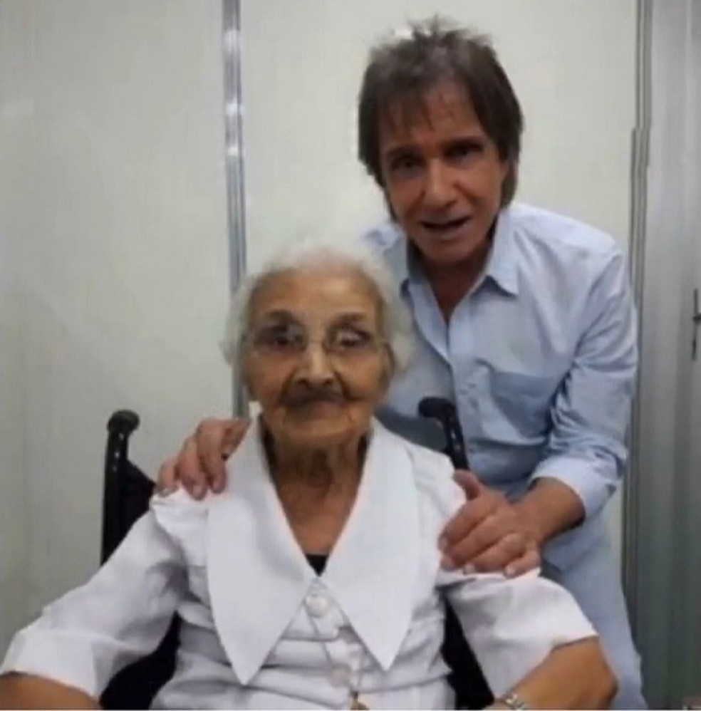 Freira que ensinou Roberto Carlos a ler e escrever morreu e ganhou homenagem do cantor — Foto: Reprodução/Instagram 