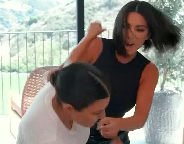 Kim Kardashian e Kourtney Kardashian trocando agressões no reality protagonizado pelas irmãs do clã Kardashian-Jenner (Foto: Reprodução)