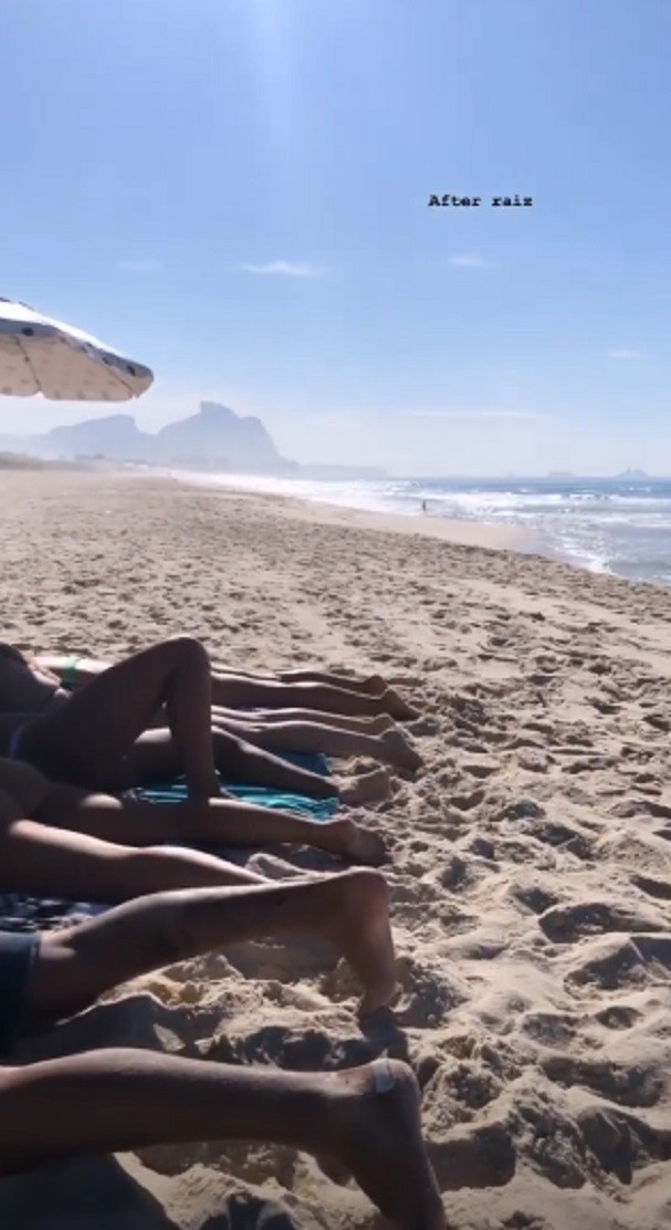 Animada! Após festa, Anitta curte praia com amigas ...