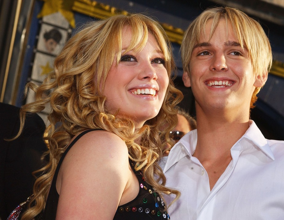 Hilary Duff e Aaron Carter (1987-2022) em foto de abril de 2003