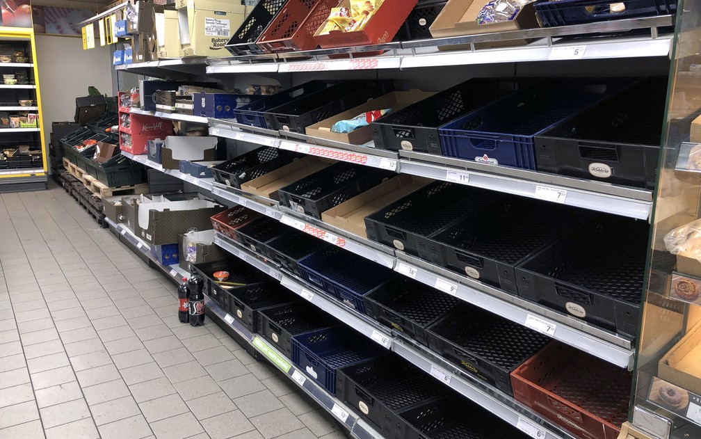 Prateleiras vazias em supermercado em Copenhagen, na Dinamarca, na quarta-feira (11) — Foto: Reuters/Nikolaj Skydsgaard