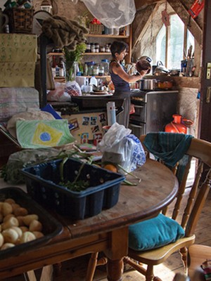 Verônica trabalha em fazendas orgânicas em troca de moradia e comida à família (Foto: Arquivo pessoal)
