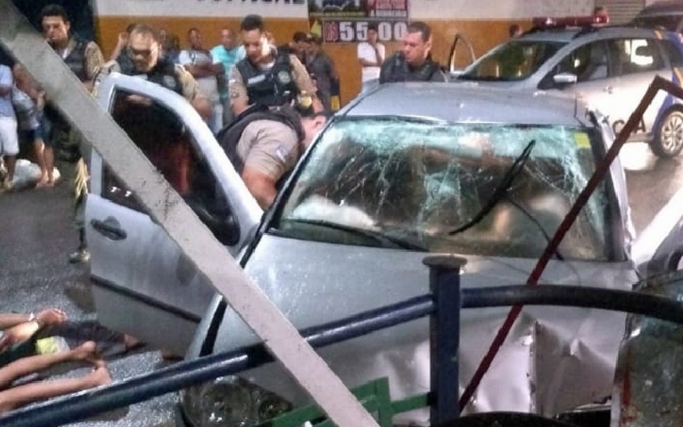 PerseguiÃ§Ã£o a suspeitos de assalto terminou com acidente de trÃ¢nsito em SÃ£o LourenÃ§o da Mata, no Grande Recife, na noite de segunda-feira (17) â Foto: ReproduÃ§Ã£o/WhatsApp