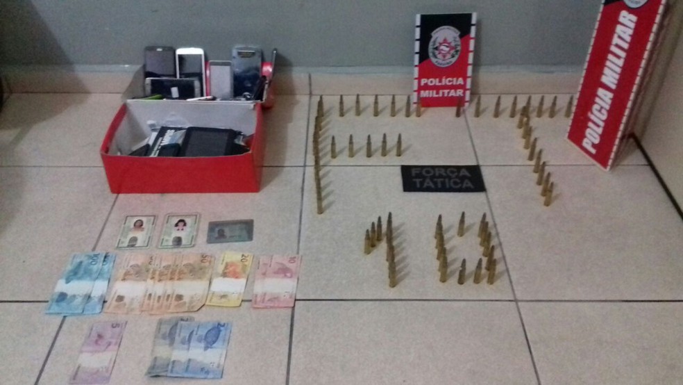 Objetos encontrados com as duas mulheres presas pela pol&iacute;cia no bairro da Liberdade, em Campina Grande (Foto: Pol&iacute;cia Militar/Divulga&ccedil;&atilde;o)