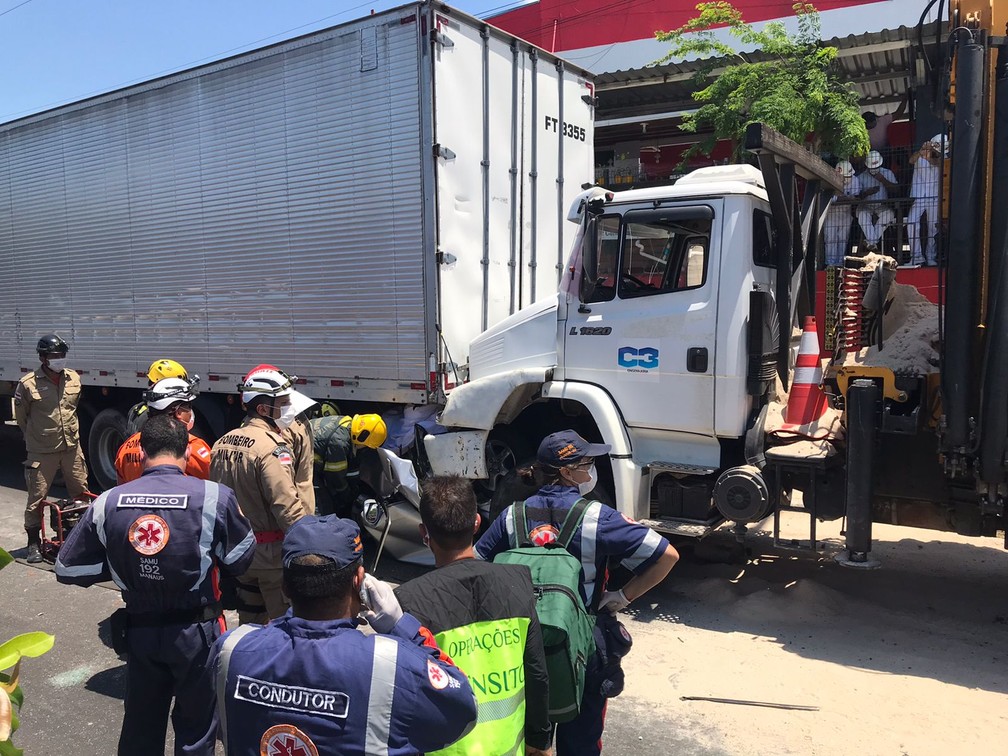 Carro foi esmagado entre duas carretas em Manaus — Foto: Jucélio Paiva/Rede Amazônica