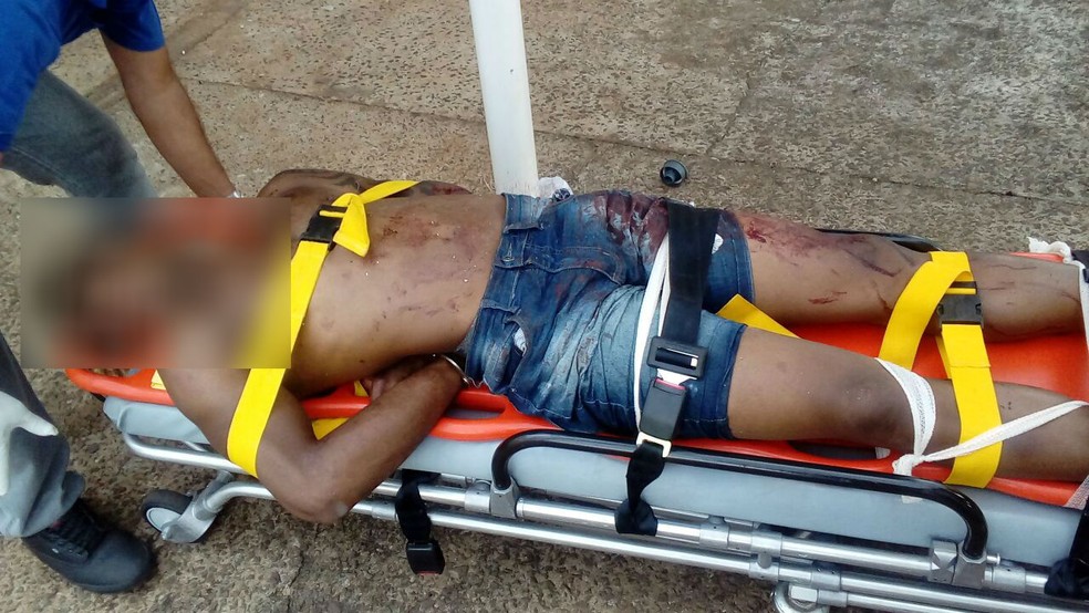 Homem foi imobilizado e levado para o pronto-socorro de São Manuel (SP) (Foto: Arquivo Pessoal)