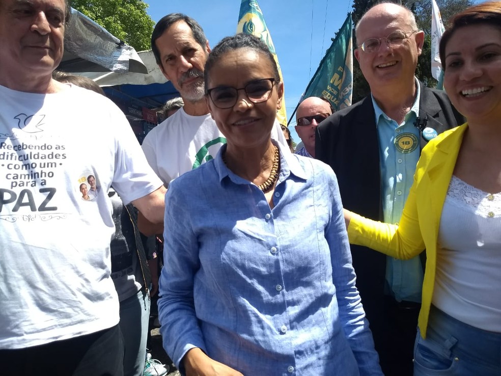 Marina Silva e Eduardo Jorge durante caminhada com apoiadores neste domingo (23) em Curitiba (PR) â Foto: Dulcineia Novaes/RPC Curitiba