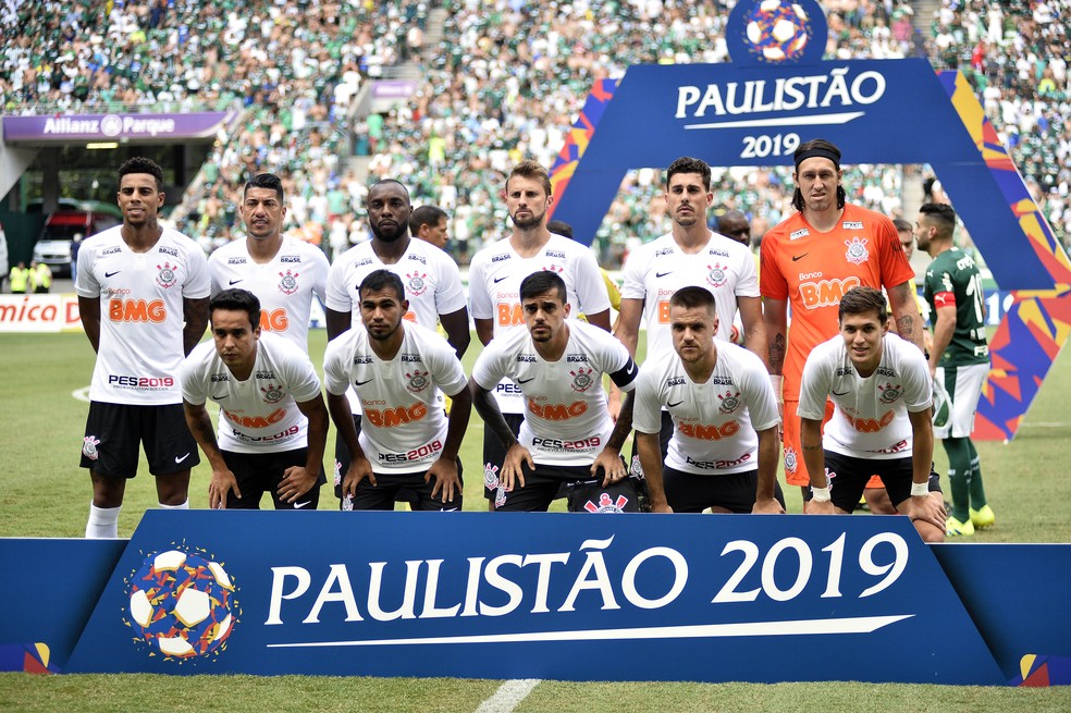 Jogadores titulares do Corinthians antes do clássico contra o Palmeiras — Foto: Marcos Ribolli