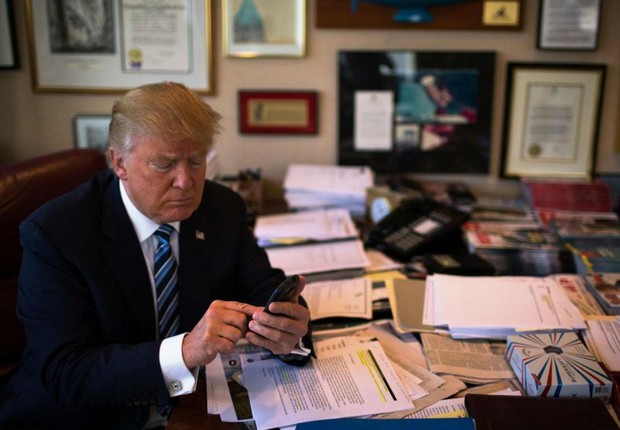 O presidente norte-americano Donald Trump usa ceu celular durante campanha (Foto: Arquivo/Reuters)