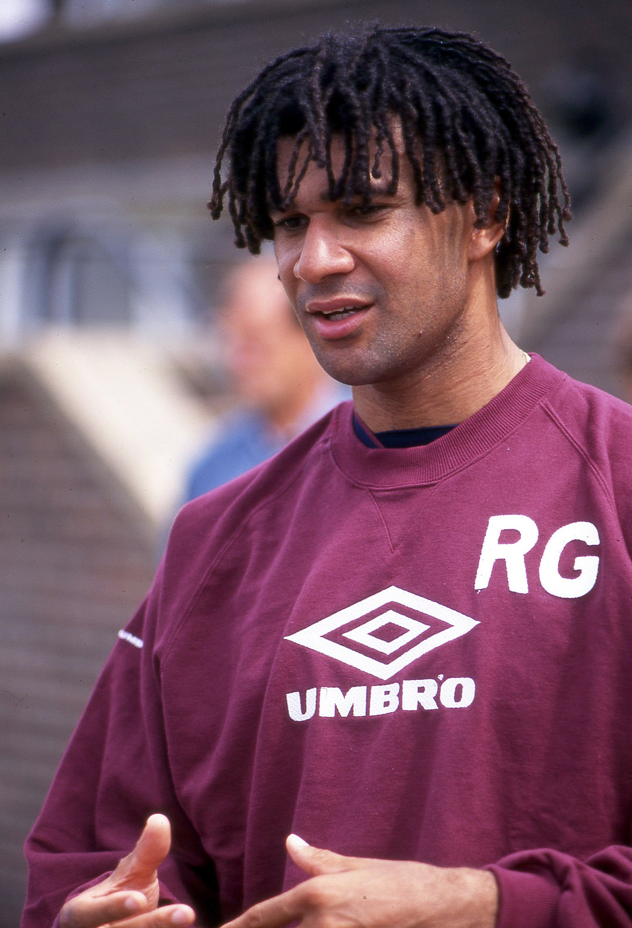 Ruud Gullit durante treinamento do Chelsea em 1996 (Foto: Getty Images)
