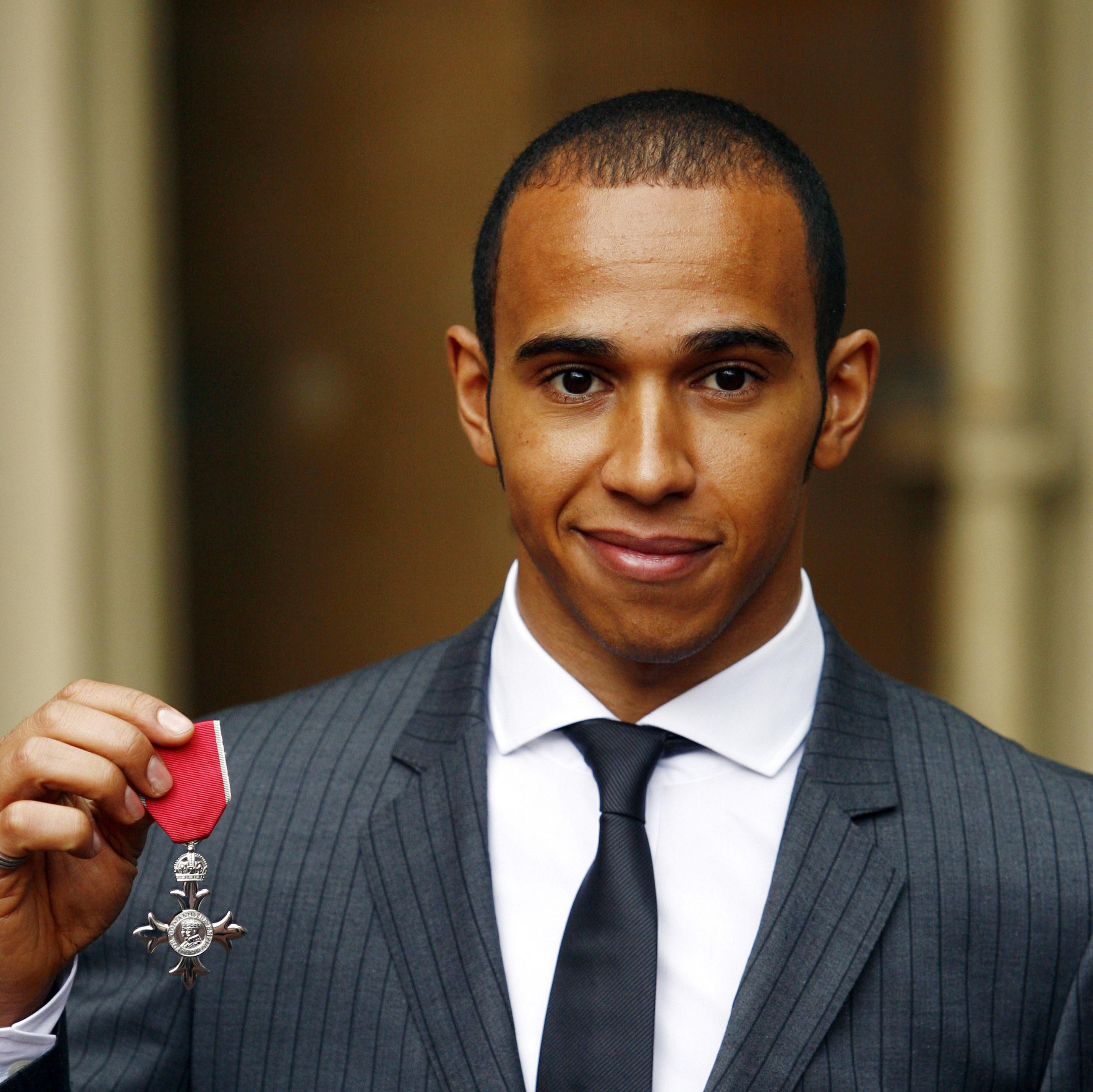 Lewis Hamilton quando ganhou o título de Membro do Império Britânico em 2009 (Foto: Getty)