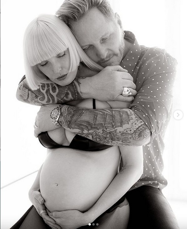 O músico Matt Sorum e a dançarina Ace Harper em uma das fotos do álbum em que revelaram a gravidez dela (Foto: Instagram)