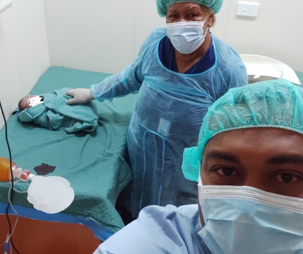 Médicos já realizaram cesárea em navio em Fiji, em meio à pandemia (Foto: Reprodução/Twitter/Fijian Government)