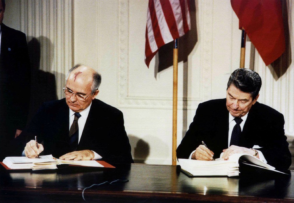 Presidente dos EUA, Ronald Reagan (à direita), e o presidente da União Soviética, Mikhail Gorbachev, assinam o tratado das Forças Nucleares de Alcance Intermediário (INF) na Casa Branca em 8 de dezembro de 1987  — Foto: Reuters 