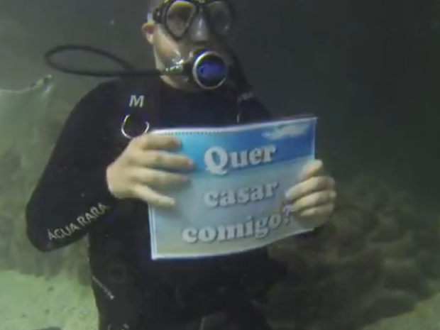 Homem faz pedido de casamento dentro de aquário (Foto: Reprodução/G1)
