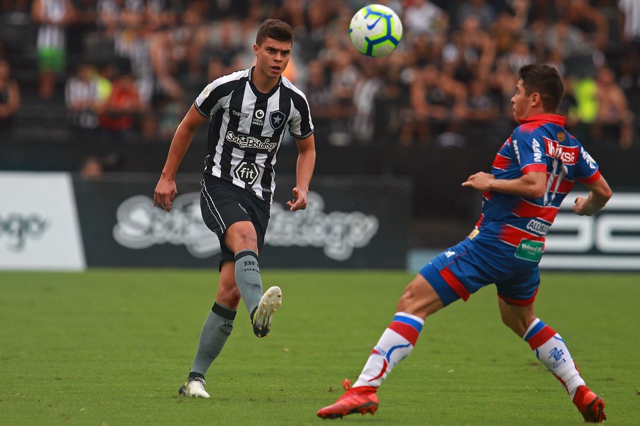 Elogio para Fernando, carinho em Marcinho: Barroca busca soluÃ§Ã£o para a lateral direita do Botafogo