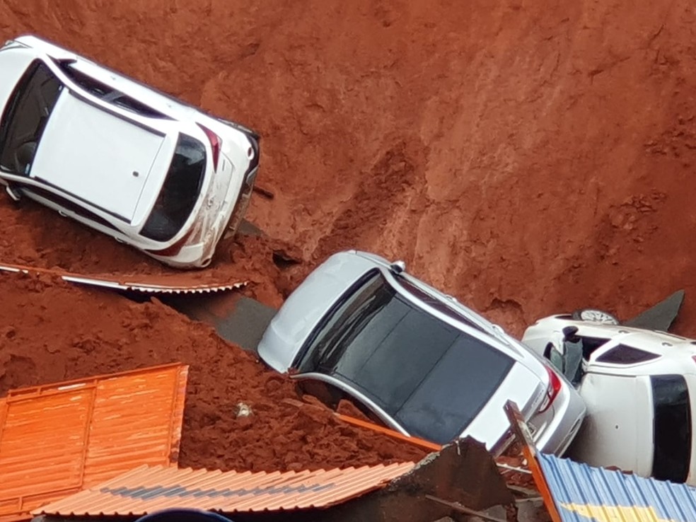 Cratera se abre e engole carros em Brasília — Foto: Pedro Borges/TV Globo