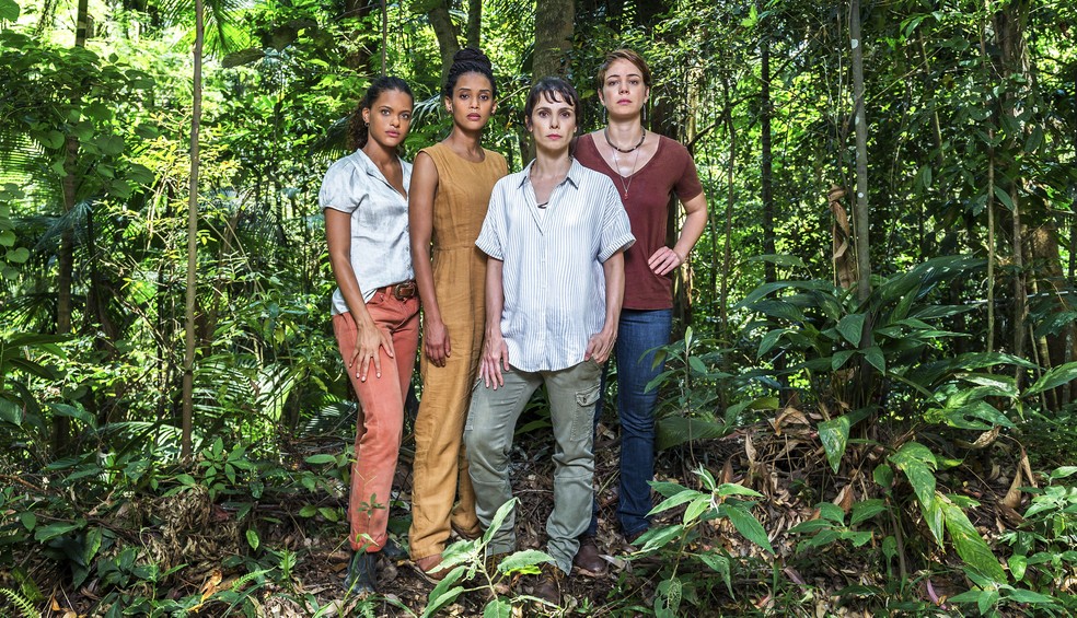 Clara (Thainá Duarte), Verônica (Taís Araújo), Natalie (Débora Falabela) e Luiza (Leandra Leal) são as ativistas de "Aruanas" — Foto: Fábio Rocha/Globo