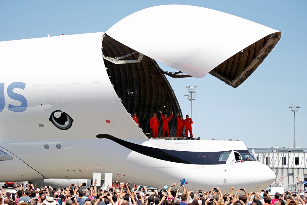 Pilotos comemoram o primeiro voo do Airbus Beluga XL, na FranÃ§a, na Ãºltima quinta-feira (19) (Foto: Regis Duvignau/Reuters)