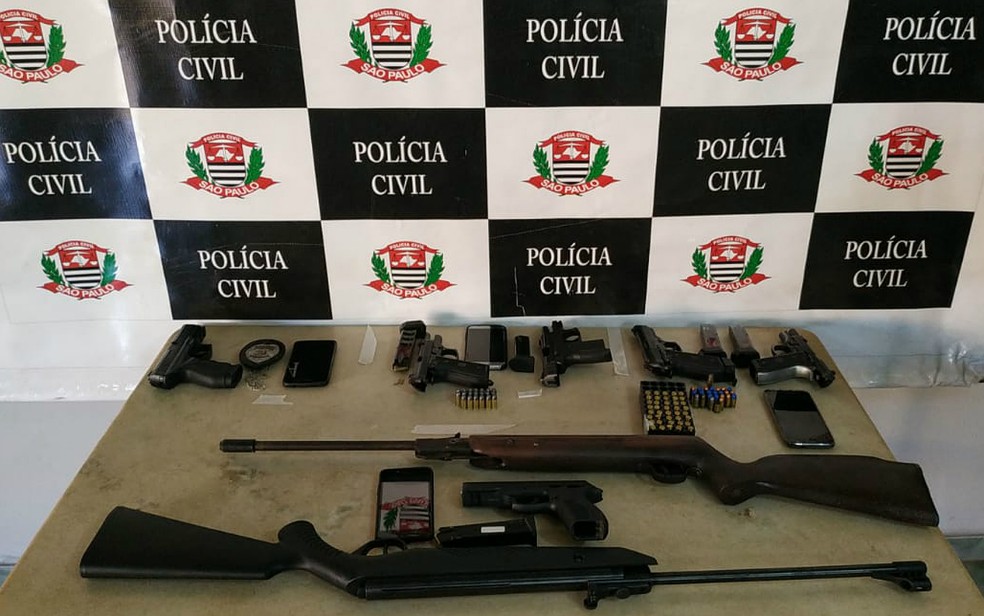 Armas e munições apreendidas na Operação Calabar em Bebedouro, SP — Foto: Polícia Civil/Divulgação