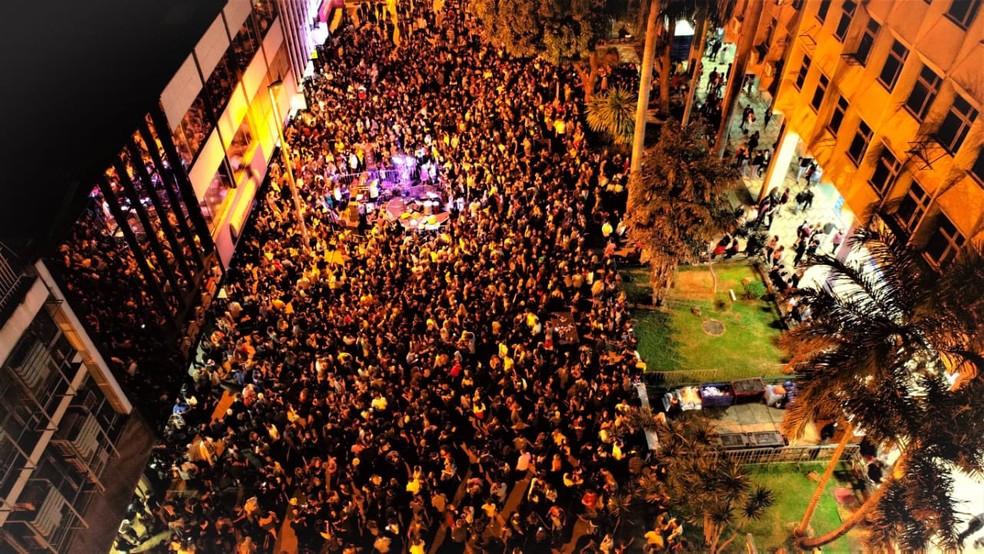 Público em show do grupo Samba Urgente no Setor Comercial Sul — Foto: Samba Urgente/ Divulgação