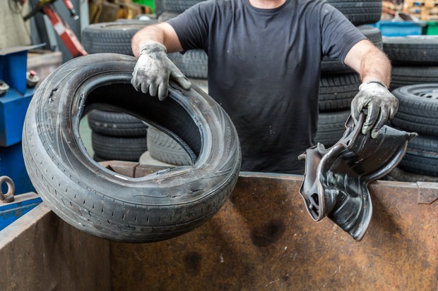 Mechanic removing rim from old car tire, A Coruna, Galicia, Spain (Foto: Getty Images)