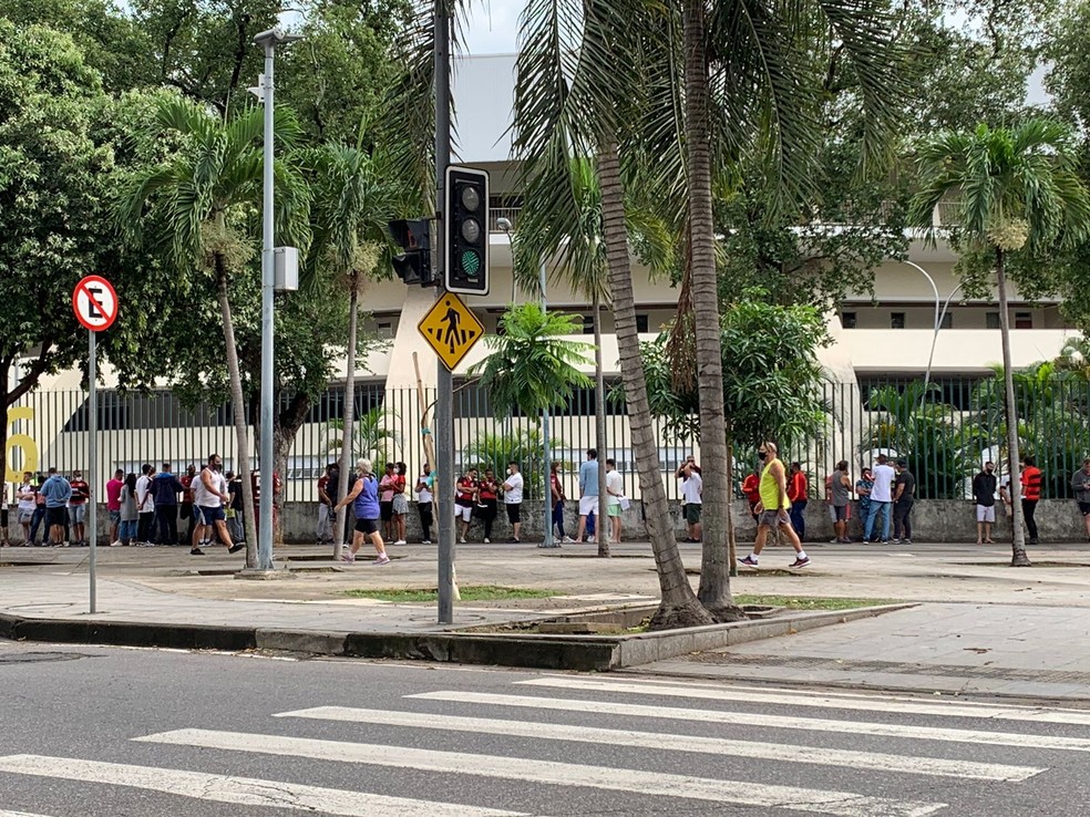 Fila de torcedores no Maracan&atilde; para trocar ingressos para Flamengo x Barcelona &mdash; Foto: T&eacute;baro Schmidt / ge